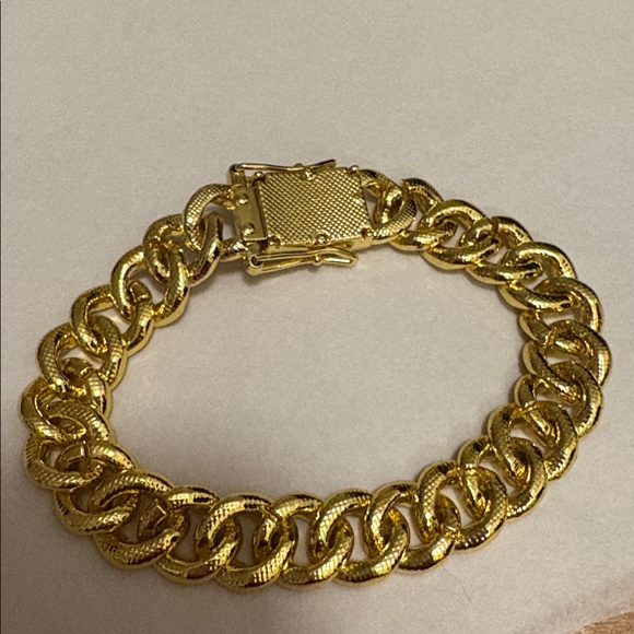 Iced out, Cuban Link gold tone prong set bracelet - Picture 4 of 5